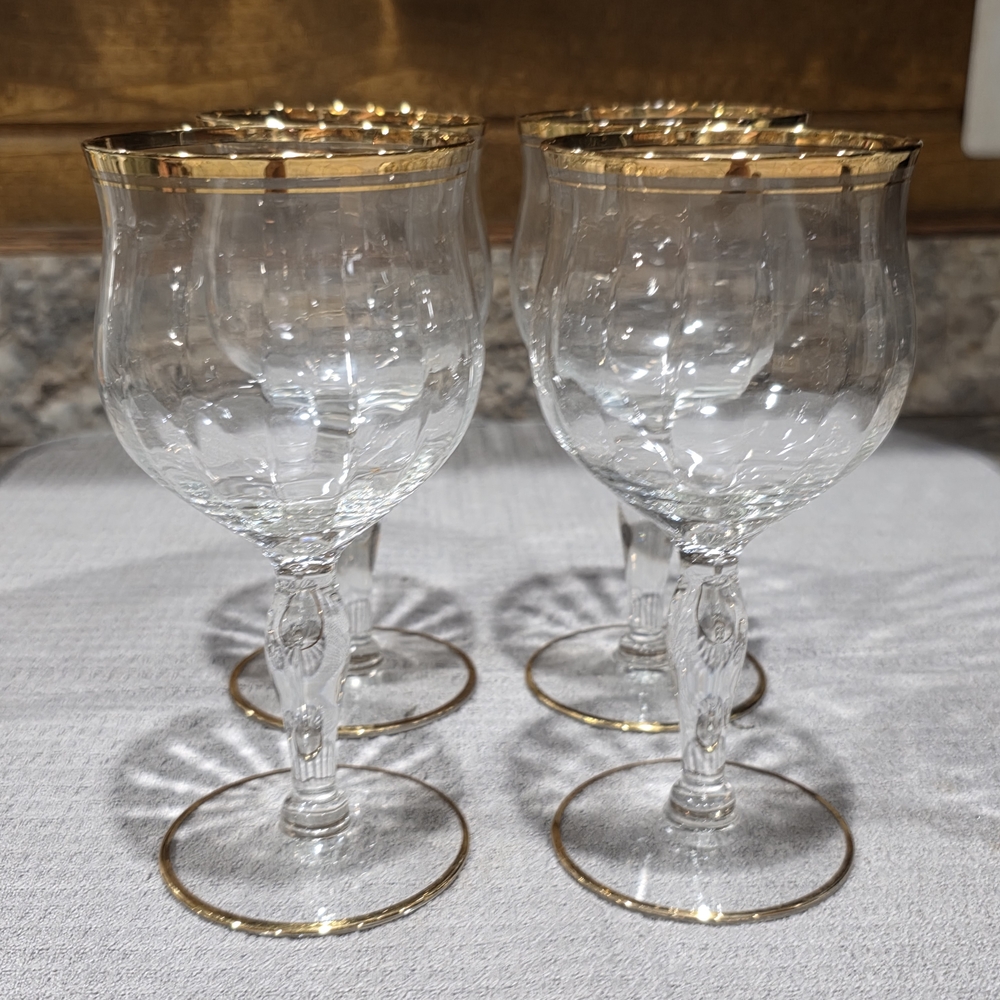 Elegant Gold Rimmed Wine Glass Set